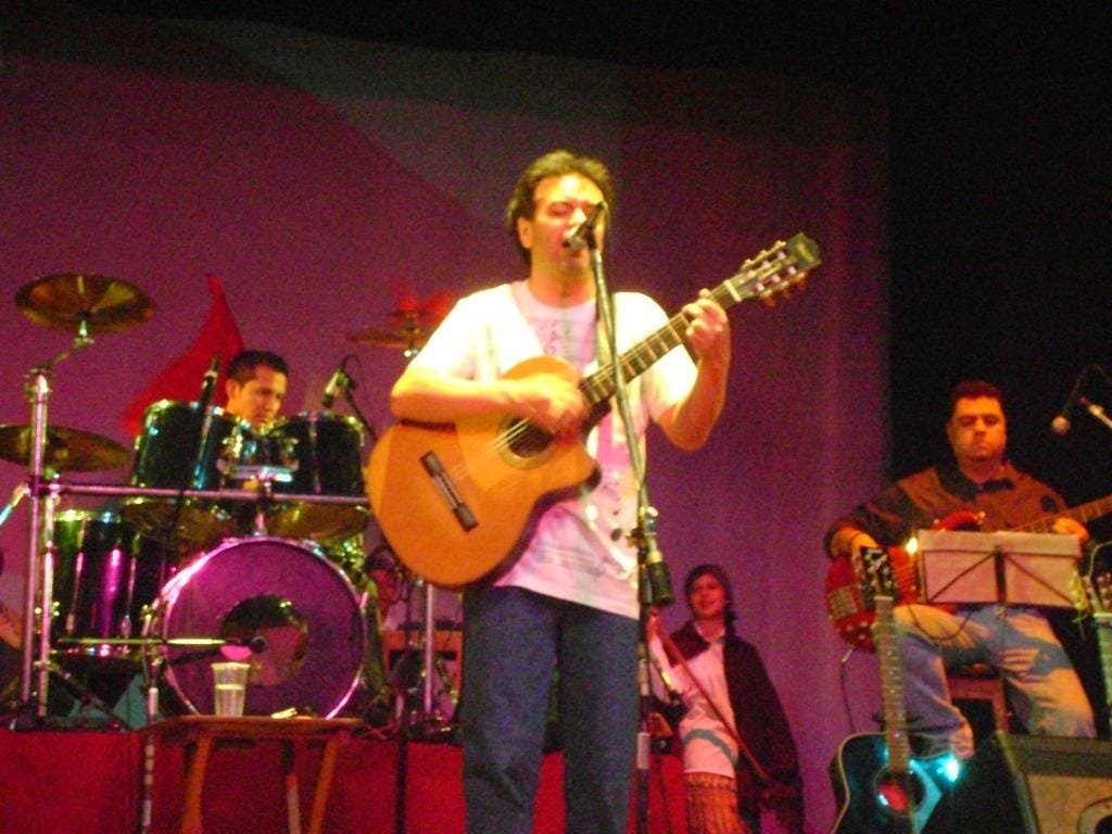 EL CANTO SOCIAL EN LA VOZ DE MARCO LAVAYEN