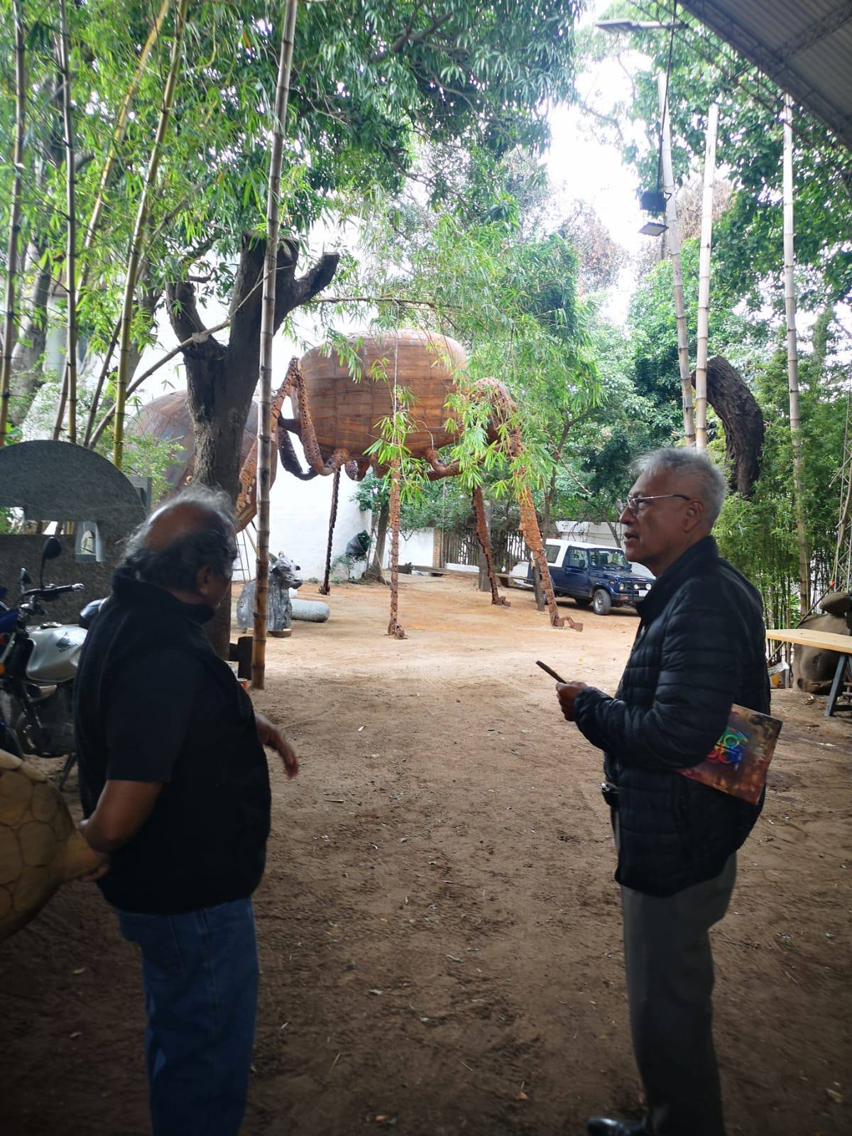 LA TRIDIMENSIONALIDAD EN LAS OBRAS DE JUAN BUSTILLOS DIALOGA CON EL ESPACIO Y EL ESPECTADOR
